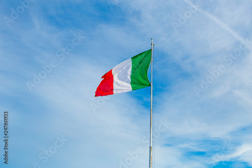 Bandiera italiana con cielo azzurro
