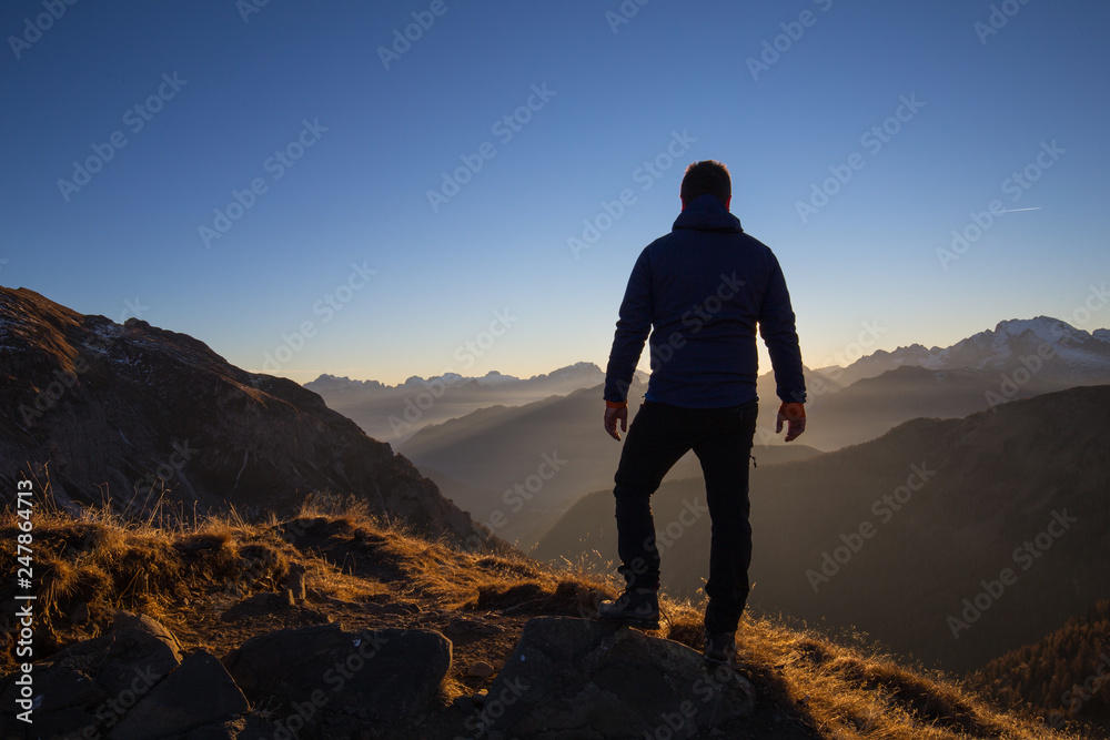 Escursionista in cima la vetta, silhouette in controluce, Dolomiti, Veneto