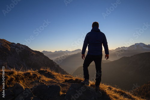 Obraz na płótnie Escursionista in cima la vetta, silhouette in controluce, Dolomiti, Veneto w salonie