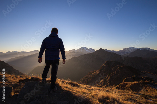 Obraz na płótnie Escursionista in cima la vetta, silhouette in controluce, Dolomiti, Veneto w salonie