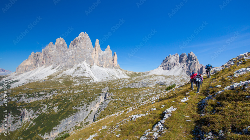 Escursionisti lungo il sentiero verso le Tre Cime di Lavaredo, Dolomiti, Italia