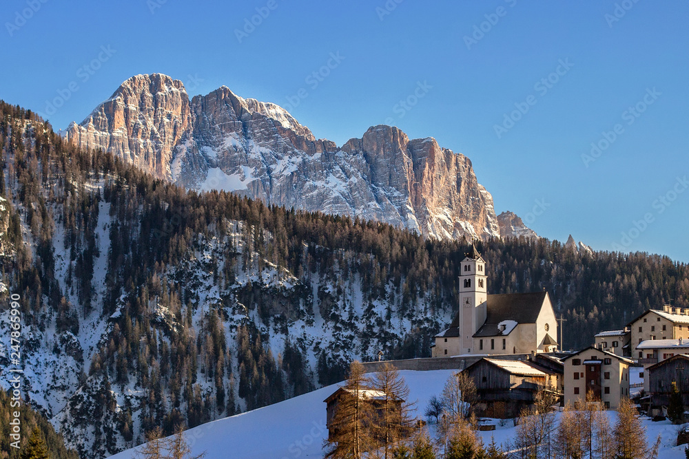 Selva di Cadore ed il Monte civetta in inverno