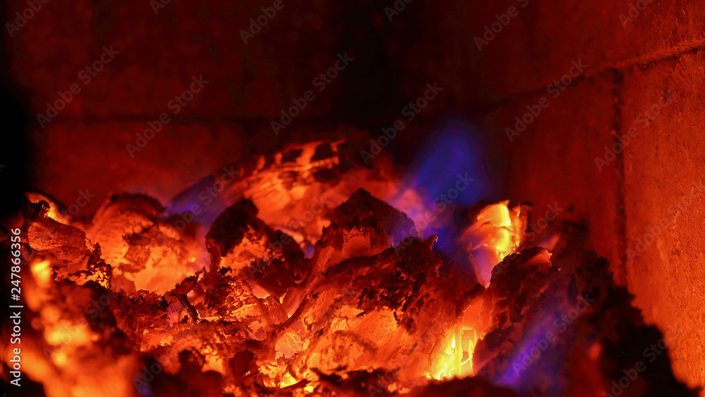 Braci ardenti, fuoco nel caminetto