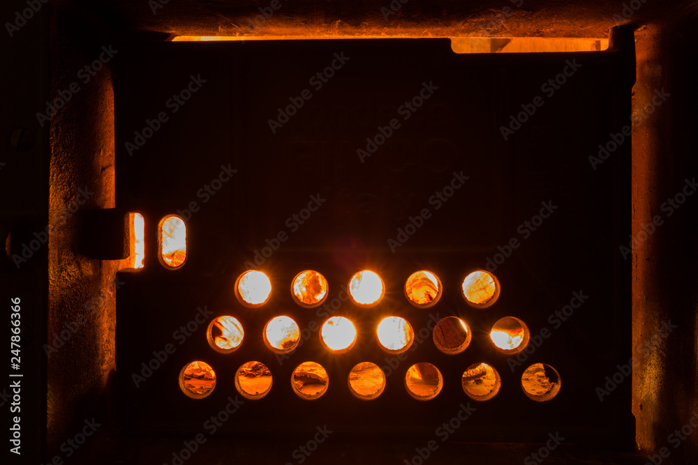 Porta del caminetto con fuoco accesso