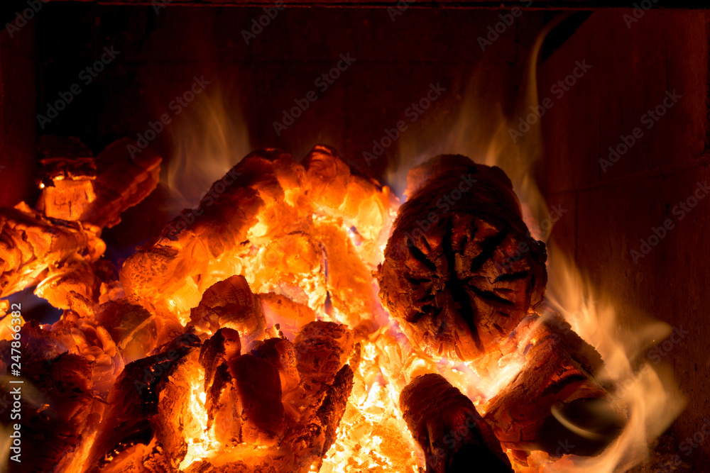 Fuoco nel caminetto, legna che arde.