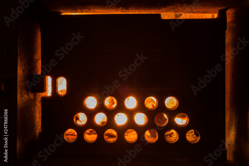 Porta del caminetto con fuoco accesso