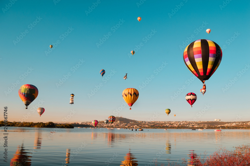Fototapeta premium Globos aerostáticos sobre laguna