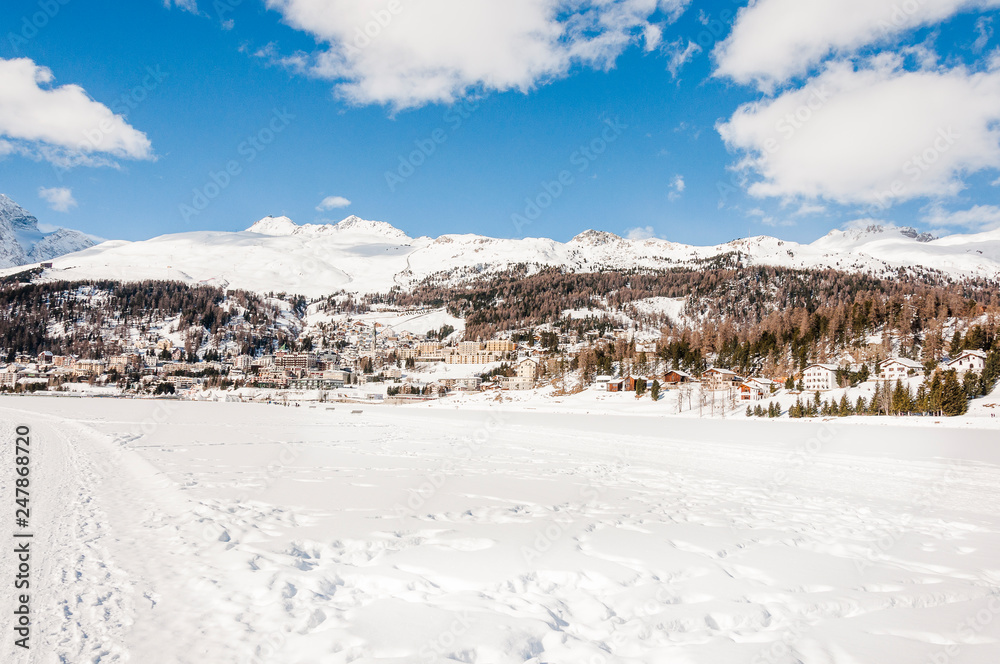 St. Moritz, St. Moritzersee, Corviglia, Piz Nair, Alpen, Oberengadin, Winter, Wintersport, Graubünden, Schweiz