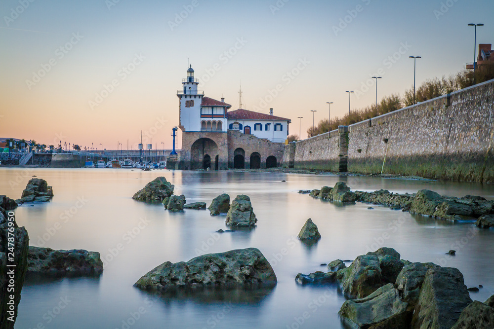 Obraz premium faro de getxo o casa de pescadores