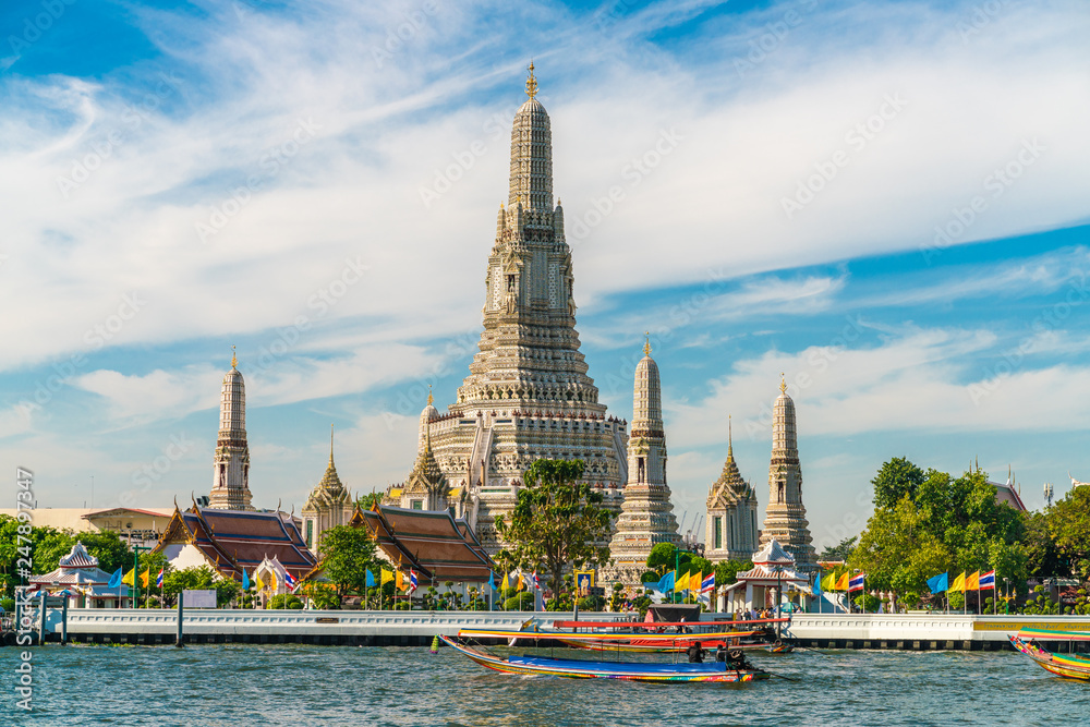 Obraz premium Świątynia świtu Wat Arun z atrakcją turystyczną rzeki Chao Praya w Bangkoku