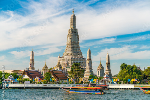 Canvas Print Temple of dawn Wat Arun with Chao Praya river sightseeing landmark of Bangkok