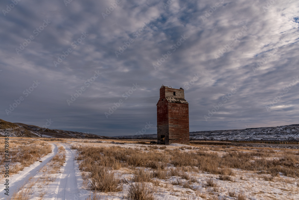 Obraz premium Old abandoned grain elevator on the Canadian prairie. 