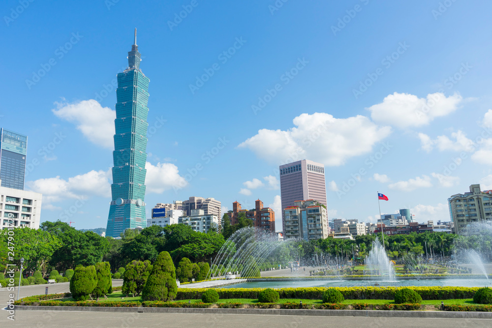 Fototapeta premium Taipei 101 Skyscraper and blue sky in Taipei, Taiwan