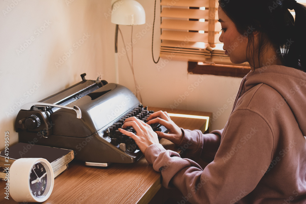 Obraz premium People typing on key board