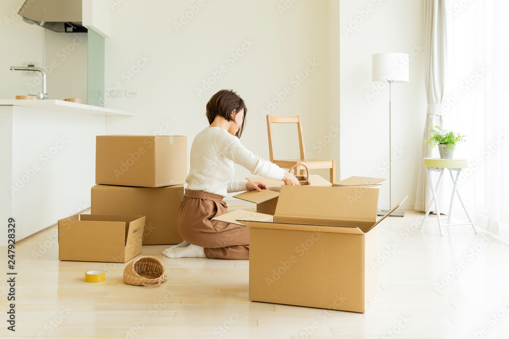 引越し作業中の女性