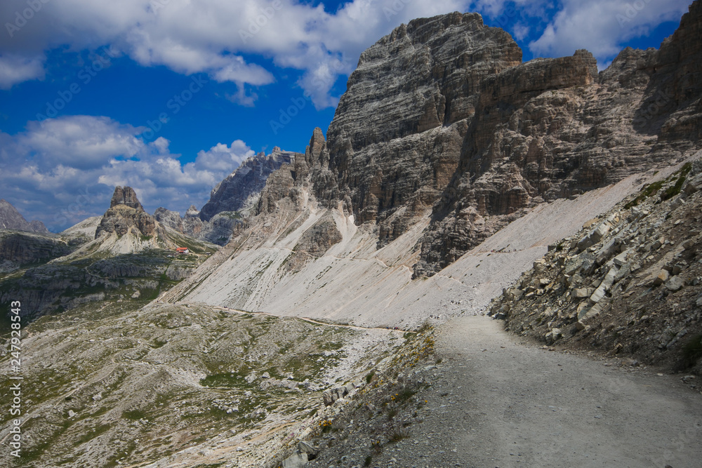 Sentiero sulle dolomiti di Sesto in Alto Adige, Sud Tirolo, Italia