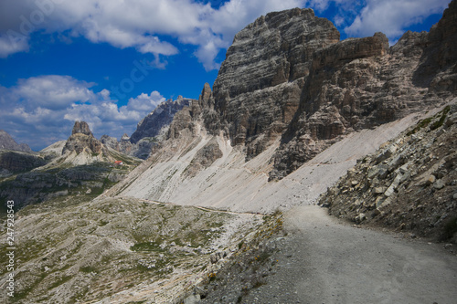 Sentiero sulle dolomiti di Sesto in Alto Adige  Sud Tirolo  Italia