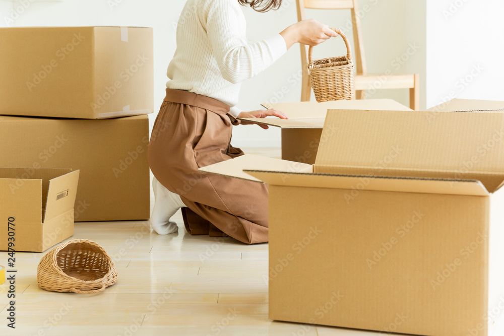 引越し作業中の女性 引越し作業中の女性