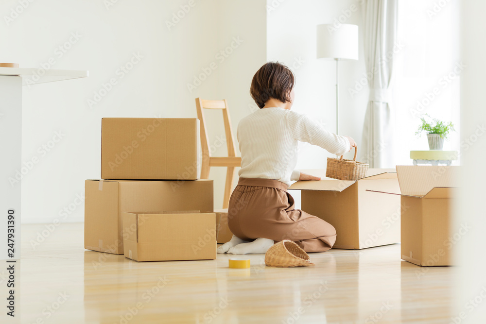 引越し作業中の女性 引越し作業中の女性