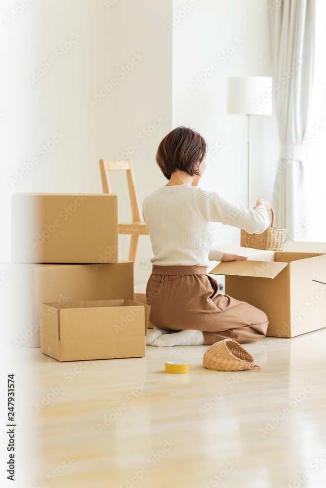 引越し作業中の女性 引越し作業中の女性