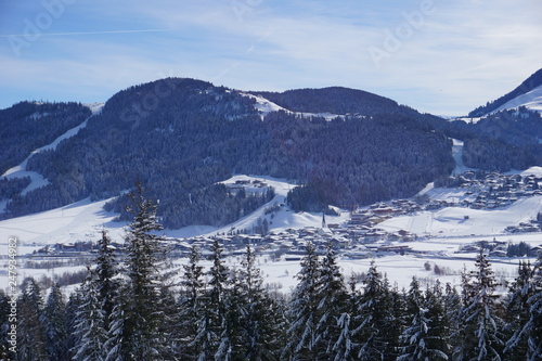 Skiort Ellmau an schönen Wintertag im Schnee photo