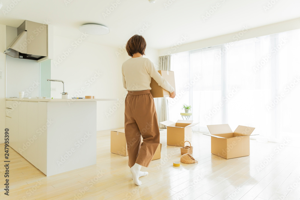 引越し作業中の女性 引越し作業中の女性