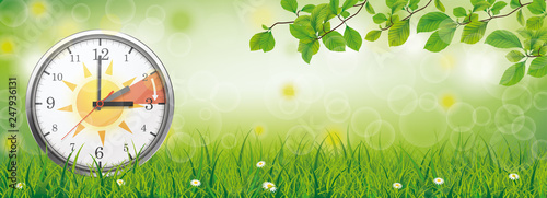Zeitumstellung Sommerzeit Banner - Uhr auf einen Frühlingswiese