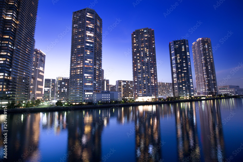 Obraz premium 夕暮れのタワーマンション街