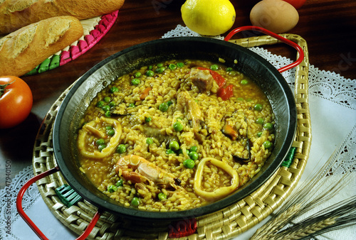 Imagen de una paella mixta con arroz, marisco y carne.