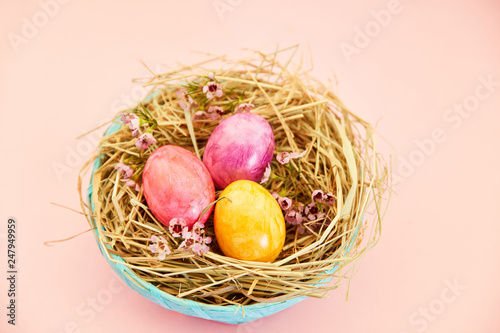 Drei Ostereier im Nest als Ostern Dekoration