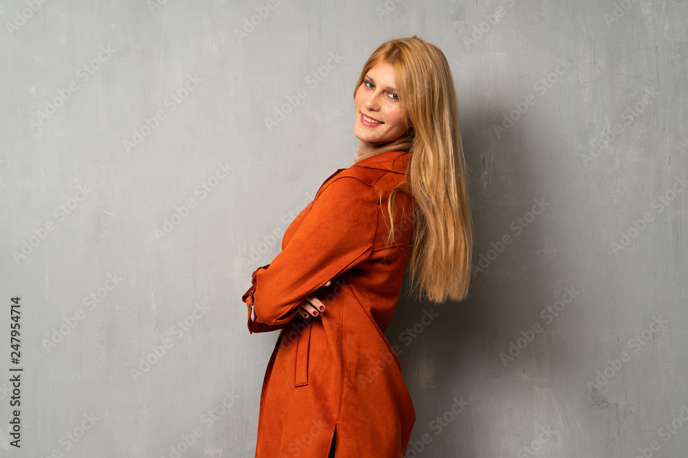 Woman over textured background with arms crossed and looking forward Woman over textured background with arms crossed and looking forward