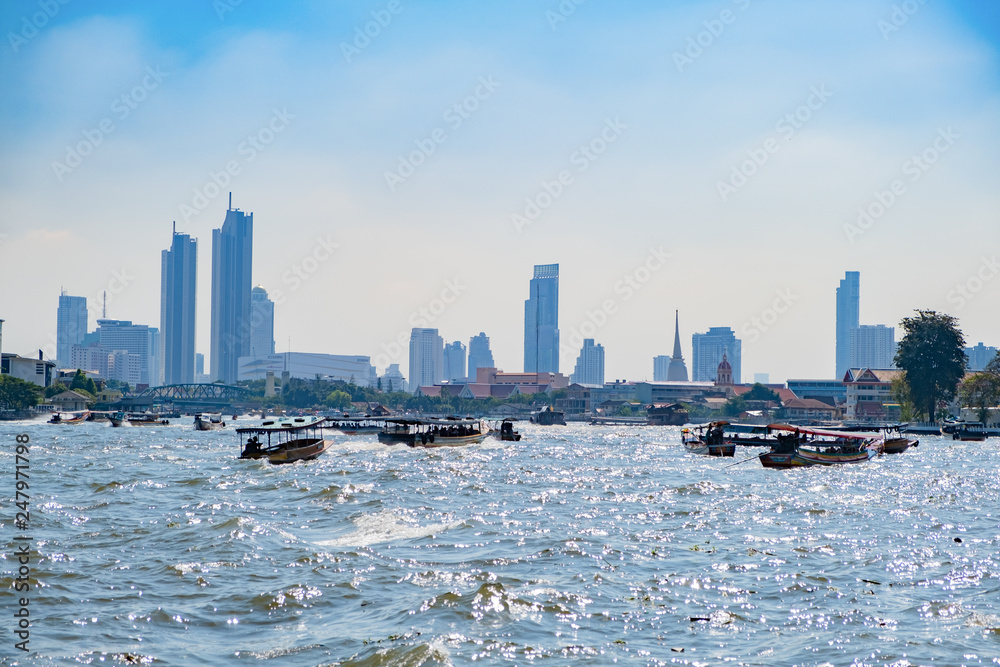 Obraz premium Long-tail boats in Chao Phraya river in Bangkok, Thailand. Tourist And Thai People Traveling By Boat, Image with selective focus