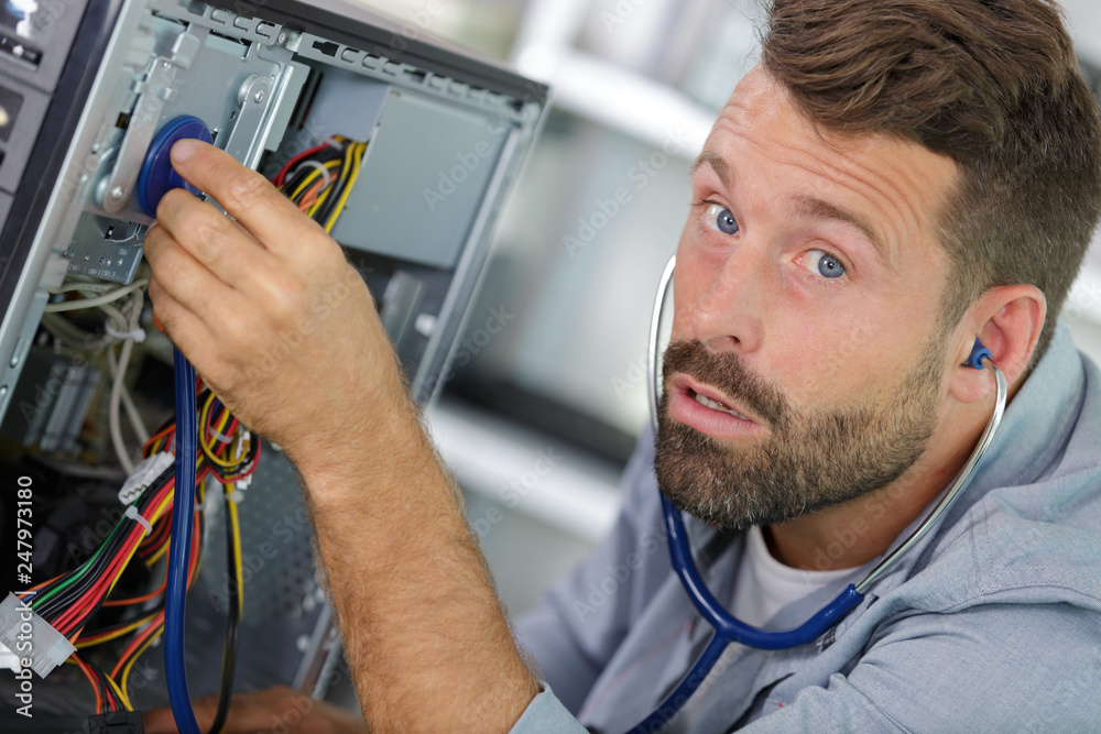 Obraz premium repairman fixing computer