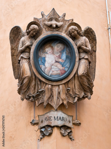 Décoration religieuse près de la fontaine de Trévy à Rome