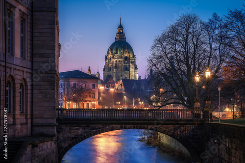 Neues Rathaus und Leineschloss in Hannover am frühen Morgen