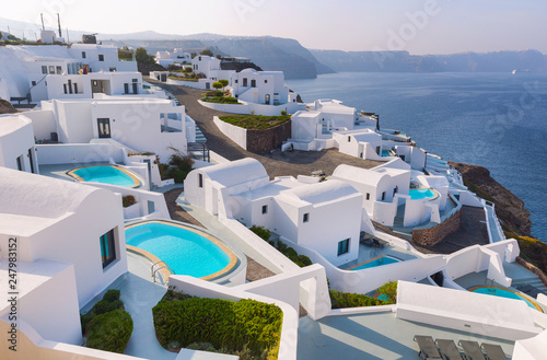 Oia miasteczko na wyspie Santorini, Grecja. Kaldera na Morzu Egejskim.