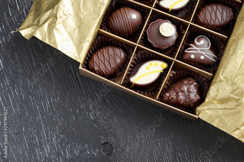 Obraz na płótnie Artisan handcrafted chocolate bonbons packaged in a gift box w salonie