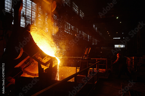 Photos Steelmaker at ingot casting