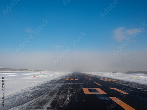 凍りついた滑走路