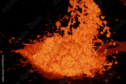 wybuchy gorącej lawy wewnątrz aktywnego wulkanu