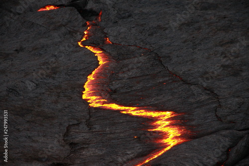 płynna lawa na powierzchni krateru wulkanu