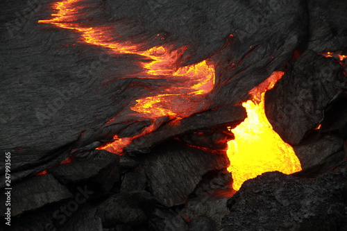 lawa kotłująca sie na powierzchni krateru wulkanu