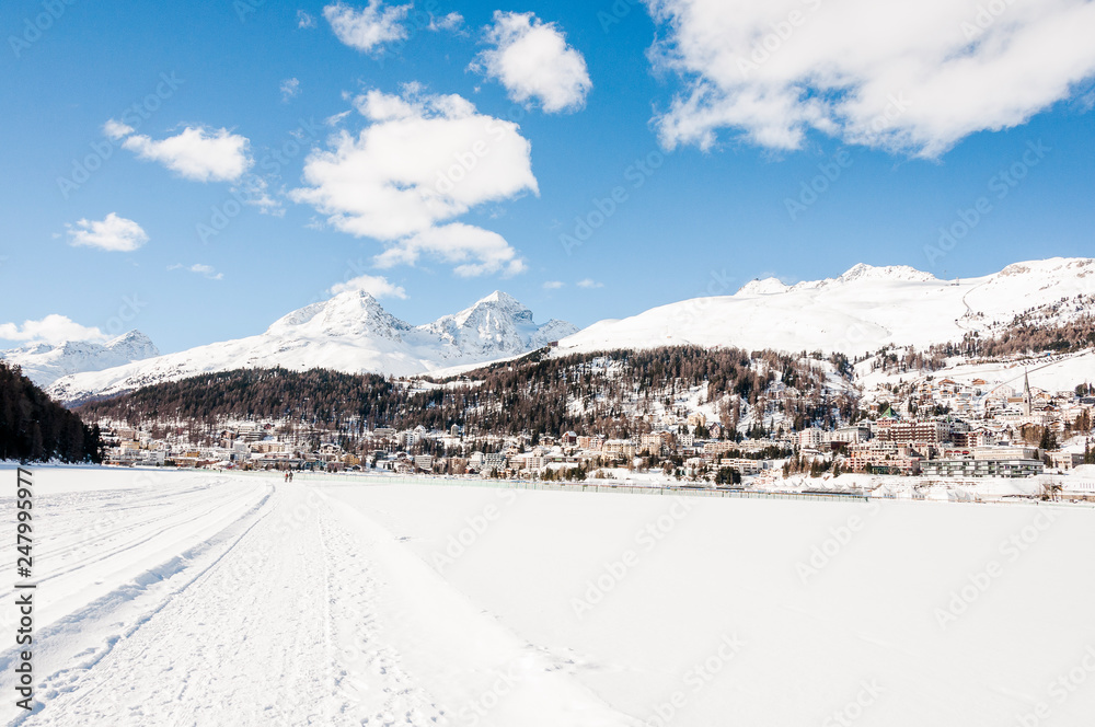 St. Moritz, St. Moritzersee, Corviglia, Piz Nair, Piz Julier, Piz Albana, Alpen, Oberengadin, Winter, Wintersport, Graubünden, Schweiz