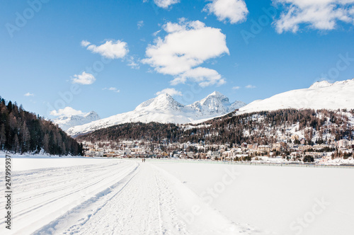 St. Moritz, St. Moritzersee, Winter, Wintersport, Oberengadin, Piz Julier, Alpen, Graubünden, Schweiz © bill_17