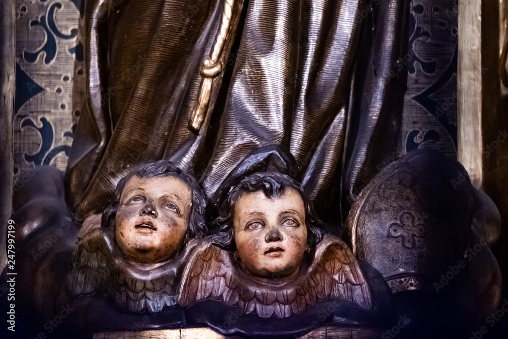 Naklejka premium Visages d'anges sculptés, détail de l'intérieur de la cathédrale Sainte Eulalie de Barcelone