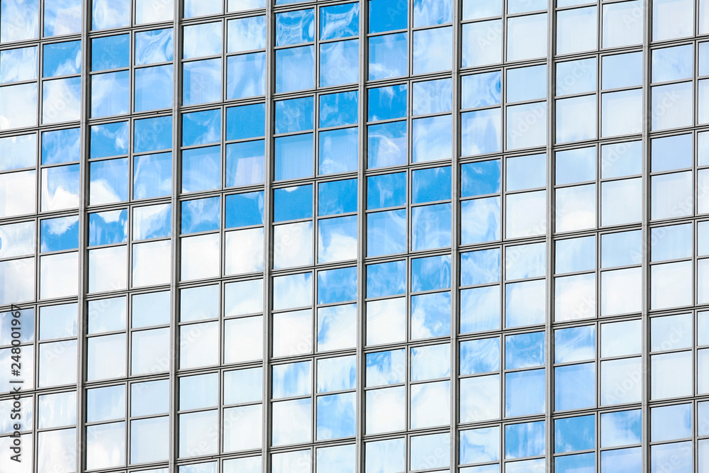 facciata di edificio con riflesso del cielo facciata di edificio con riflesso del cielo