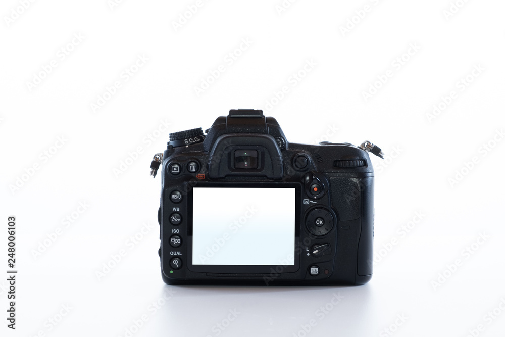 Eine freigestellte DSLR-Kamera mit eingeschaltetem Live-View-Monitor