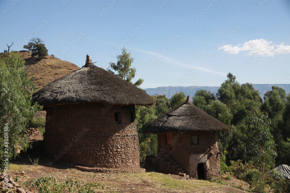tradycyjne okrągłe afrykańskie chaty kryte strzechą w etiopii - obrazy, fototapety, plakaty 