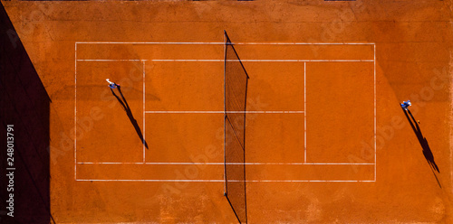 Obraz na płótnie Aerial view of a tennis court with two players who are playing a match. w salonie
