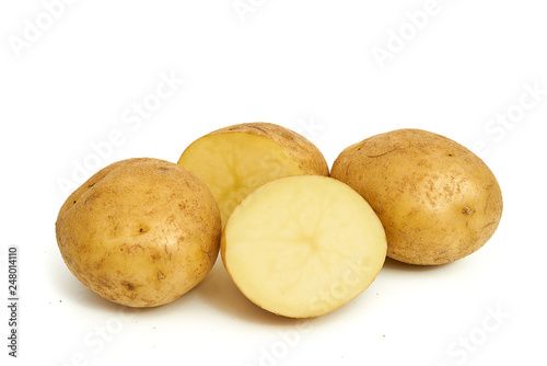 Ziemniaki na białym tle